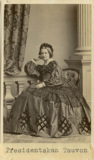 "Pauline Tauvon, född Ekelke [Engelke]" enligt text på kortets baksida
"Presidentskan Tauvon" skrivet på kortets framsida.