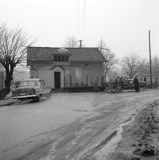 Enligt notering:"Hus flyttas, spärrar gata vid Isebergsvägen - Husebergsgatan 31-1-1955".