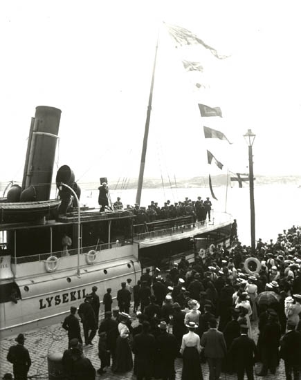 Från de Svenska, Danska och Norska Allmogedansarnas besök i Marstrand, 
måndagen den 6 augusti 1923. 
5 st. Kopierade.