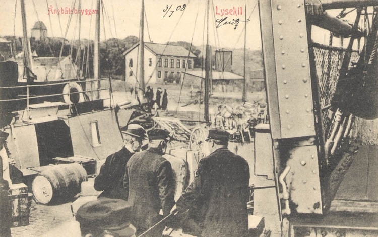 Tryckt text på kortet: "Ångbåtsbryggan, Lysekil".
