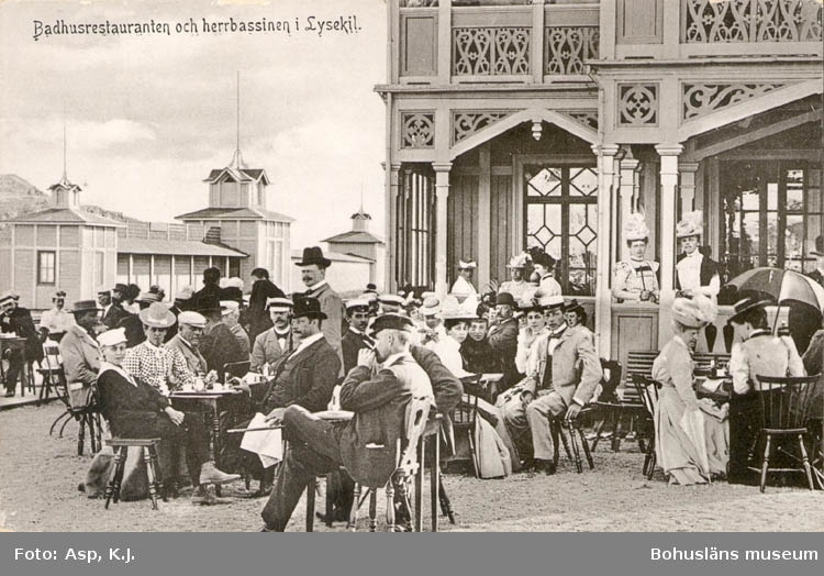 Tryckt text på kortet: "Badrestauranten och herrbassinen i Lysekil."

