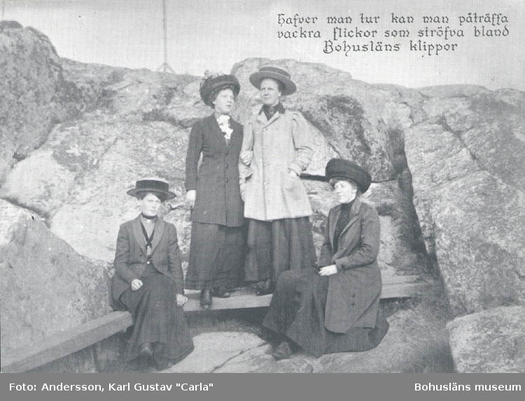 Tryckt text på kortet: "Hafver man tur kan man påträffa vackra flickor som ströfva bland Bohusläns klippor."
"Clara-Förlaget, Lysekil. tel. 10919,10320."