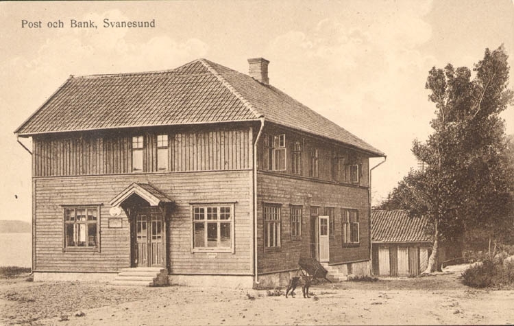 Tryckt text på kortet: "Post och Bank, Svanesund." 
"Förlag Axel Johansson, Svanesund."