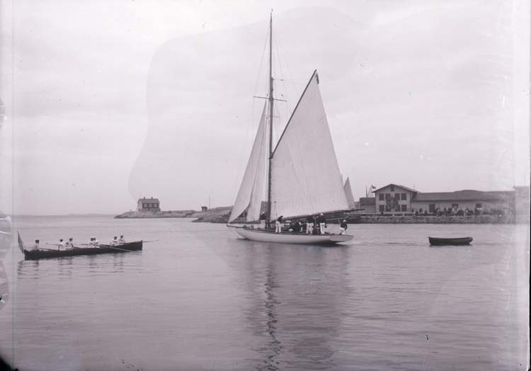 Vattenidrottsfesten i Marstrand. Kapprodd och en segelbåt.
