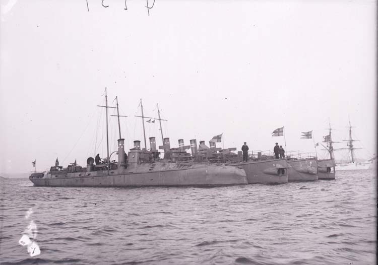 Enligt text som medföljde bilden: "Torpedbåtarna N.1, 2, 3, 4 Aug 07."