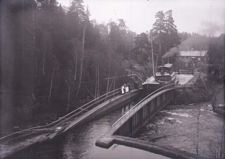 Enligt text som medföljer bilden: "Aquedukten vid Håferud 17/5 03."