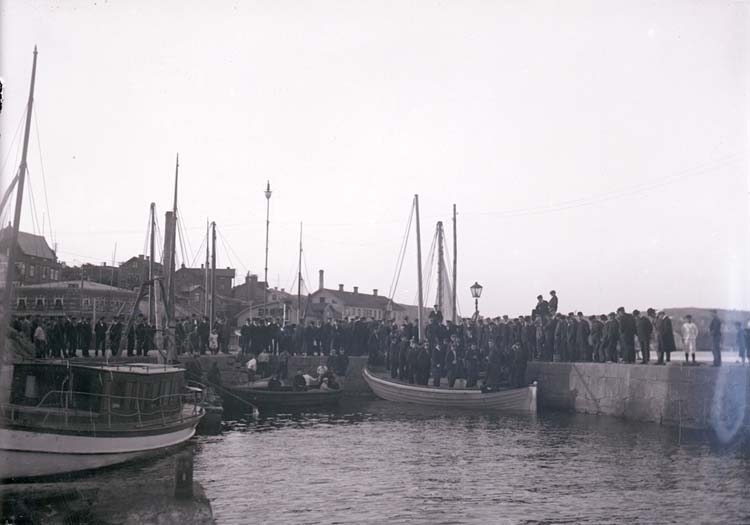 Enligt text som medföljde bilden: "Demonstranter på ångbåtsbr. (för arbetaroroligheter) 
Juni 08 Lysekil."