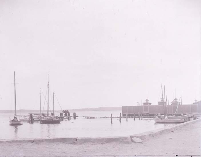 Enligt text som medföljde bilden: "Båthamnen Ls 1906".