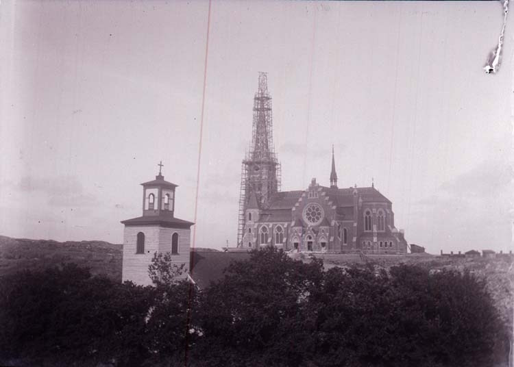 Enligt text som medföljde bilden: "Nya o Gamla kyrka fr. berget vid L.A Carlssons 12/6 1901".