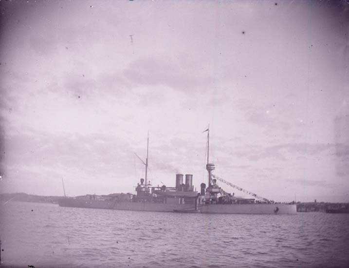Enligt text som medföljde bilden: "Svenska pansarbåten "Thor" fr. sidan 1 sta. klass 
24/8 1899".