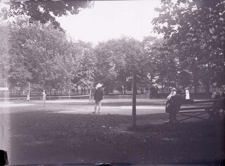 Enligt text som medföljde bilden: "Lawntennis i parken 11/8 1901."