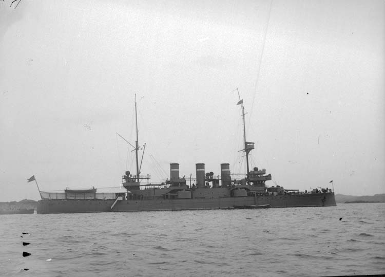 Enligt text som medföljde bilden. "Lysekil. Pansarbåten "Oscar II" Aug. 07."