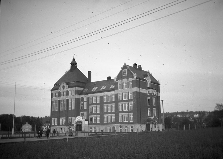 Enligt text som medföljde bilden: "Jönköping. Västra Folkskolan."