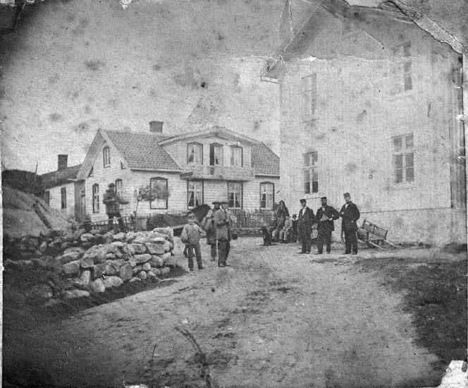 "Lysekil. Johansson. Göranssons hus vid St. torget." enligt text som medföljde fotografiet.