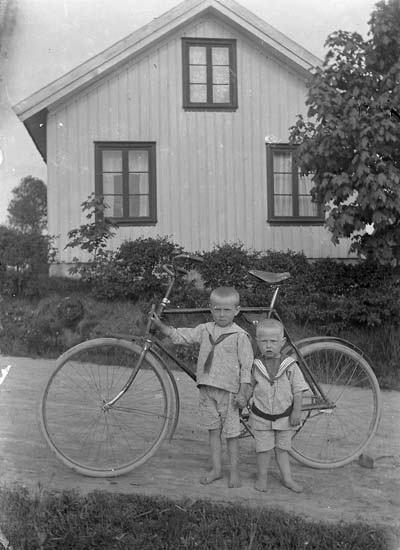 Enligt notering: "Ett hus en cykel och två små".