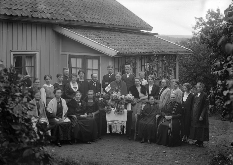Enligt fotografens noteringar: "Fru Sahlberg gäster på Lyckebo år 1925."