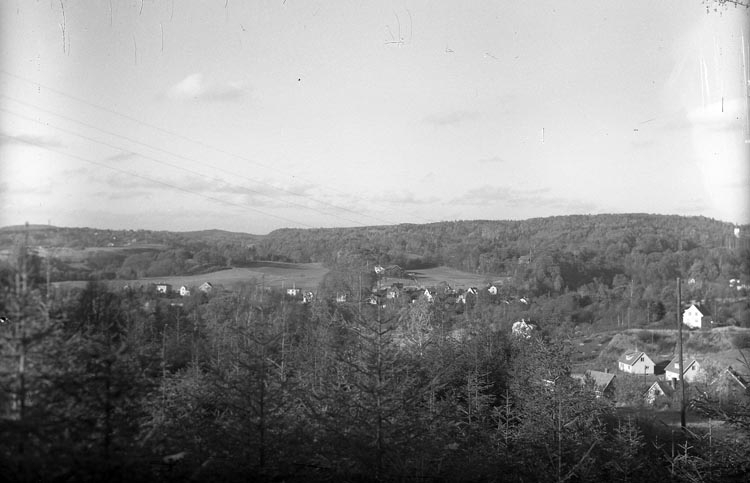 Enligt fotografens noteringar: "1956. Motiv från Wattenbehållaren öfver Kåvaneberget."
