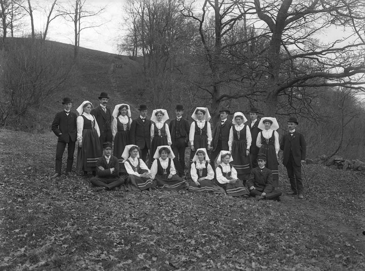 Enligt fotografens noteringar: "Folkdanslag i Munkedal omkr. 1910. Flera kända ........ V.L.A. Karlsson, Larsson, Schewenius?"