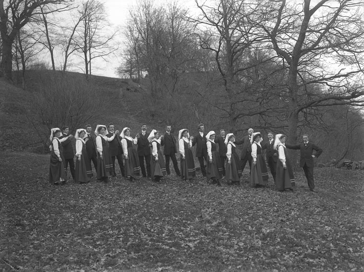 Enligt fotografens noteringar: "Folkdanslag f Munkedal 1910."