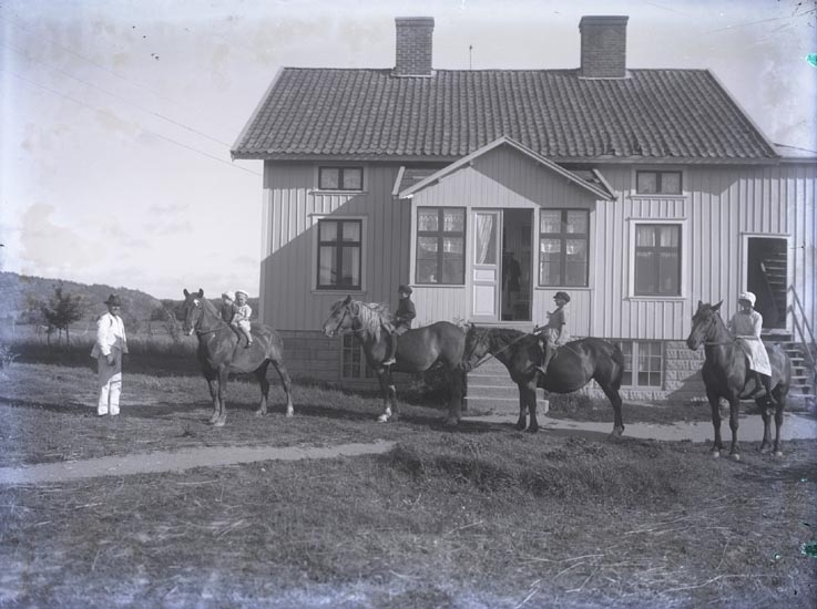 Familjens barn på  hästarna Lilly, Svarta och Nanna 1921