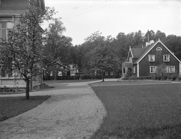 Enligt medföljande noteringar: "1931. 62. Telegrafen o. sjukstugan."

Uppgifter från Munkedals HBF: "Mässen till vänster, sedan Kjellgrens, August Wingårds och Göthlins längst bak."