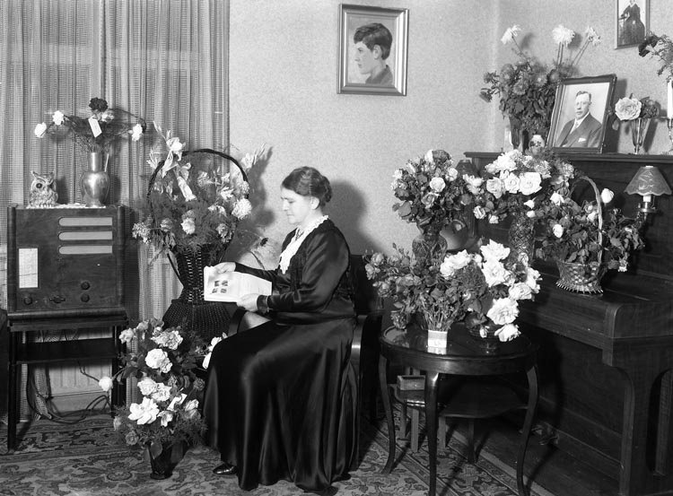 Text som medföljde bilden: "1940. 11. Fru Klara Grundbergs 70-årsdag. Munkedal."

Klara, f. Gabrielsson. Gift med Ernst Grundberg.