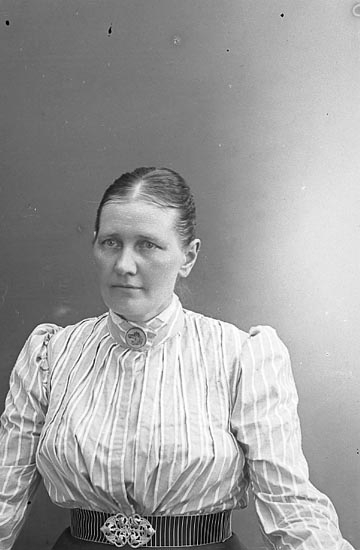 Enligt fotografens journal nr 1 1904-1908: "Johansson, Amanda Stenung Stenungsund".