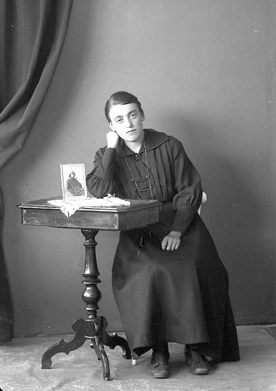 Enligt fotografens journal nr 3 1916-1917: "Karlsson, Annie Känstorp Spekeröd".