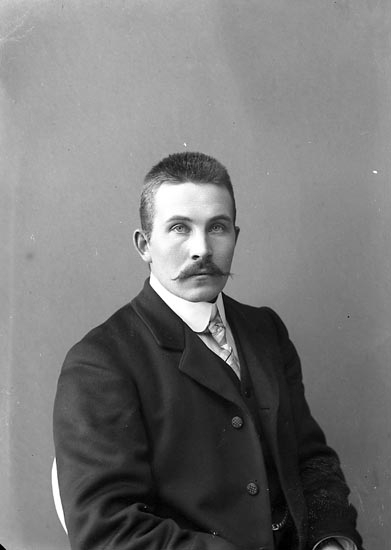 Enligt fotografens journal nr 2 1909-1915: "Larsson Axel Här".