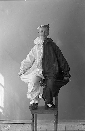 Enligt fotografens journal nr 1 1904-1908: "Torsson, Gustaf Stenungsund".