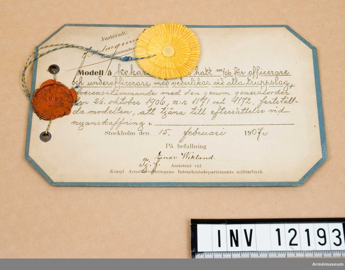 Grupp C I.
Till hatt m/1906.
Deposition från Kungliga Arméförvaltningens Intendentsdep.