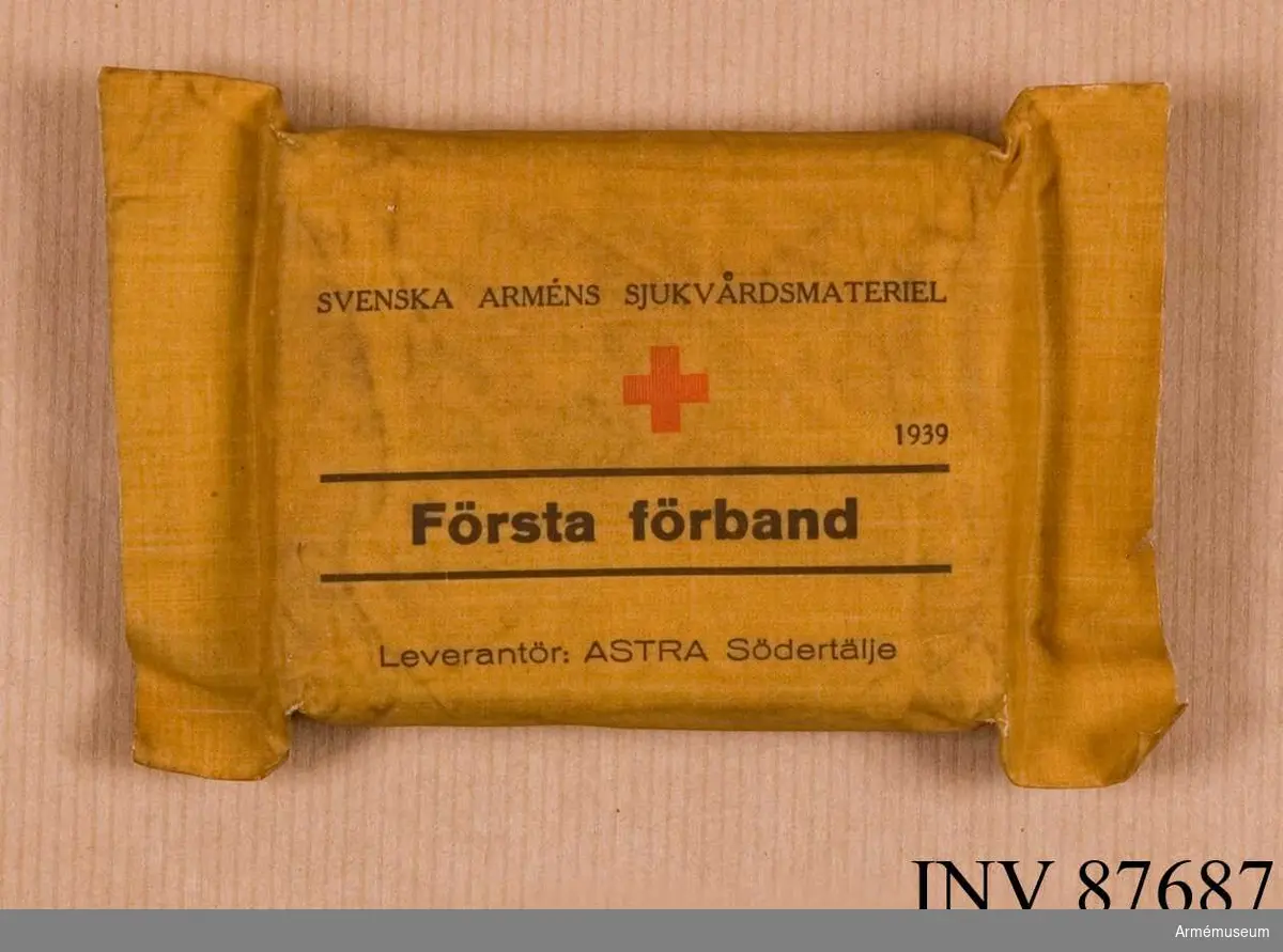 Grupp I II.
Tillverkad av Astra, Södertälje. Tillverkad år 1939. Svenska arméns sjukvårdsmateriel. "Första förband" (m/28) i vattentätt tygomslag med anvisning om hur förbandet öppnas."Första förband" tillhör svenska arméns sjukvårdsmateriel och levererades av firma Astra, Södertälje. År 1939.