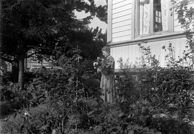 Enligt fotografens journal 6 1930-1943: "Enander, Ingeborg d. 4de, Stenungsund".