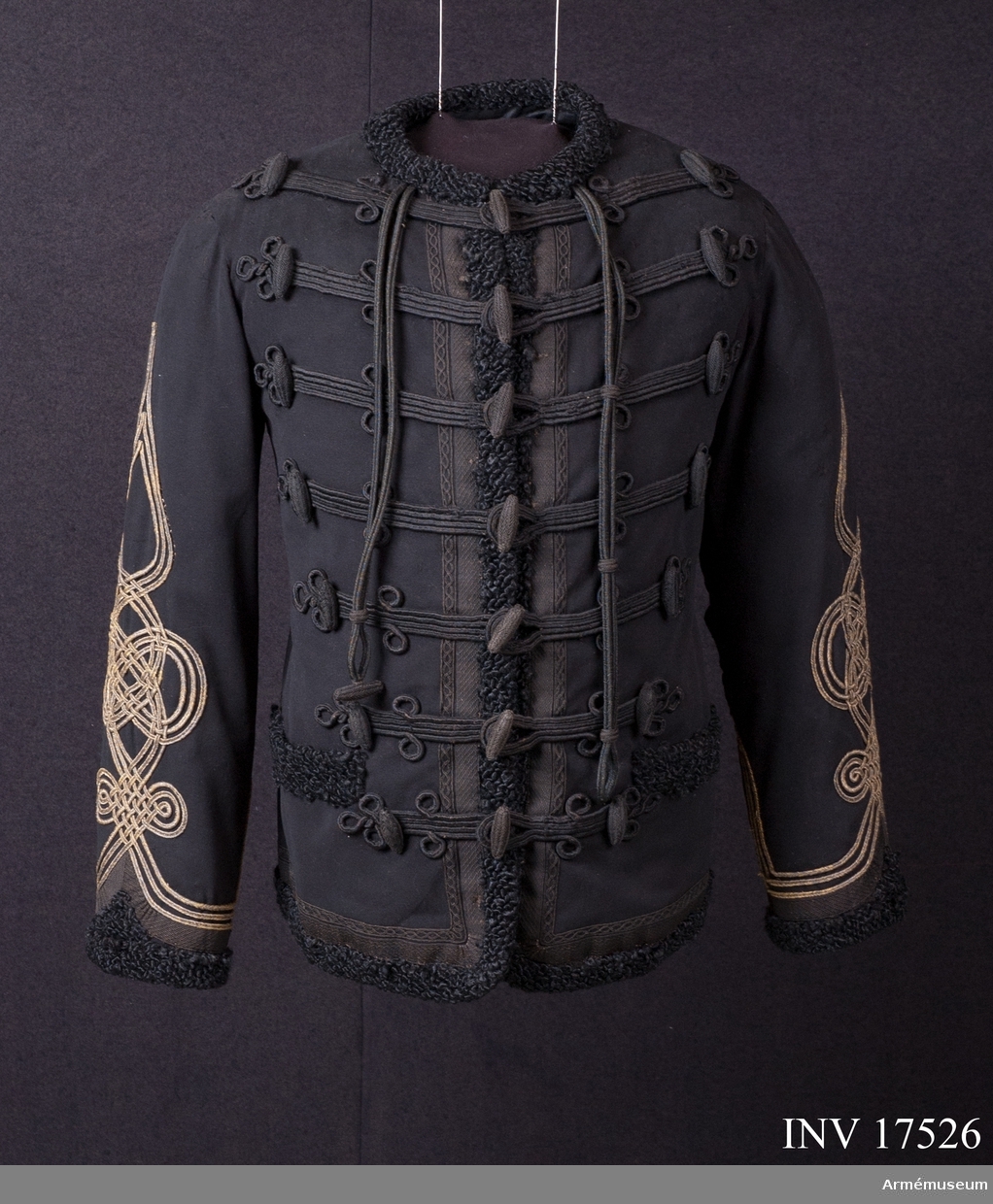 Grupp C I.
Uniformen buren av general Rappe såsom kapten i fransk-tyska kriget 1870-71.
Av svart kläde, 68 cm lång, enradig med sju svarta, avlånga knappar. På bröstets båda sidor finns sju knappar, svarta avlånga, i rad och sju rader knäppsnören av svart bomull. Längs knäppningen på bröstet, runt nederkanten, vid två fickor rockens framsida och på två inskärningar på baksidan finns det beläggningar av svart fårskinn. Parallellt med dessa beläggningar går en svart silkesgalon bred och smal. På ryggen finns beläggningar av olika svarta galoner på båda sidorna. På ryggens övre del och i mitten finns broderier av svart silke. Krage. I stället för kragen en utskärning med svart fårskinnsremsa omkring. Uppslag i vinkelform omsytt med samma svarta skinn och silkesband. Längs hela armen är det en stor beläggning i form av en ungersk knut av tre guldsnören. Fodret är av svart tyg med många lappar av silkestyg. Längs hela armen är det en stor beläggning i form av en ungersk knut av tre guldsnören. Fodret är av svart tyg med många lappar av silkestyg. På bröstet finns två innerfickor.
LITT  Svenska adelns ättarravlor. Kapten, friherre A Rappe tjänstgjorde vid franska generalstaben åren 1870-72. Denna dolma tillhör kapten vid generalstaben. Knuten på ärmar av  tre guldsnören betecknar kaptens grad.
Enl "Handbuch der Uniformenkunde", Knötel-Sieg, Hamburg 1937, sida 189. År 1867 infördes för generalstabsofficerare svart dolma med fem svarta bröstsnören och på ärmarna svarta, ungerska knutar. Troligen blev de sedan förändrade; i stället för fem blev det sju snören och de ungerska knutarna på ärmarna blev av guldsnören.