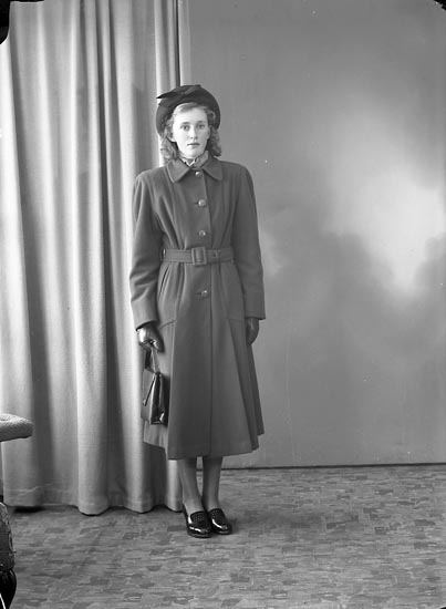 Enligt fotografens journal nr 7 1944-1950: "Johansson, Edna, Nöteberg, Svanesund".