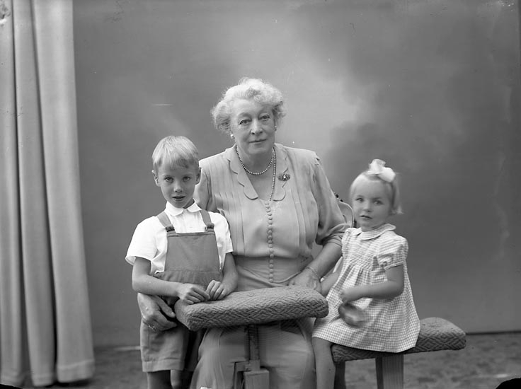 Enligt fotografens journal nr 8 1951-1957: "Nyström, Fru Signe Stockholm".