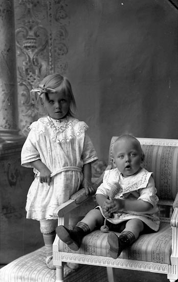 Enligt fotografens journal Lyckorna 1909-1918: "Samuelsson, Ebba Restenäs, Ljungskile".