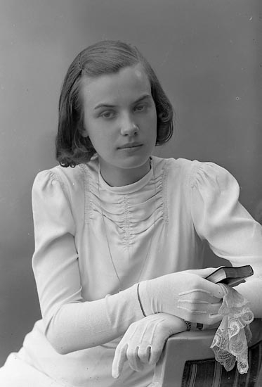 Enligt fotografens journal nr 6 1930-1943: "Pettersson, Fr. Ingrid Ängås, Svanesund".