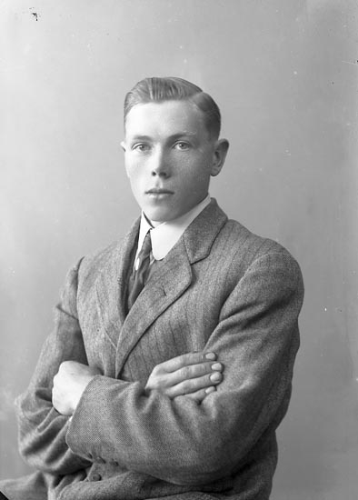 Enligt fotografens journal nr 4 1918-1922: "Olsson, Gustaf Hällebäck Här".