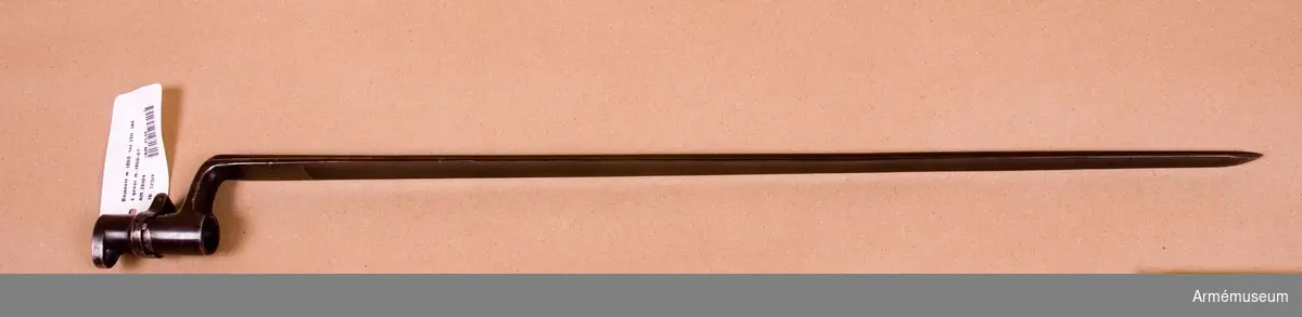 Bajonetten är av m/1860 och brungjord. På armens övre sida är bokstäverna ALK och A.F. instansade, även som på klingans insida följande: 1864, HT och 1314. Påsatt sitter bajonetten till höger om pipan.




Samhörande nr är: AM.26003-05