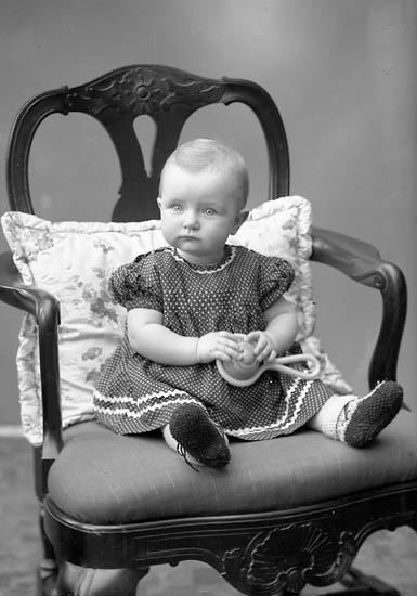Enligt fotografens journal nr 7 1944-1950: "Hermansson, Fru Sonja, Högenorum Här liten".