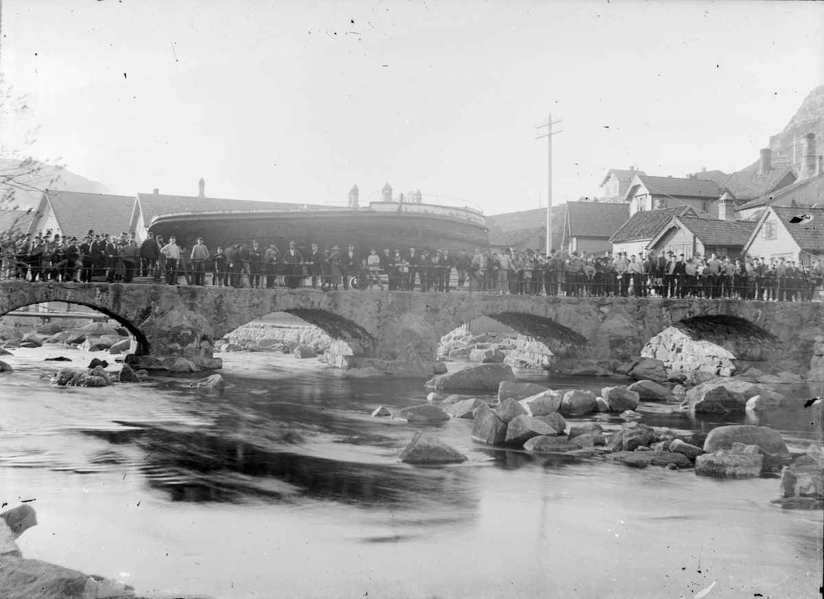 Dampbåten "Lillegut" fraktes over Damsgårdsbroen i Egersund