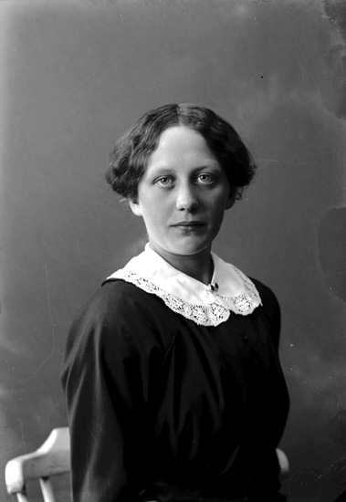 Enligt fotografens journal nr 2 1909-1915: "Svensson, Agda Rörvik, Höviksnäs".