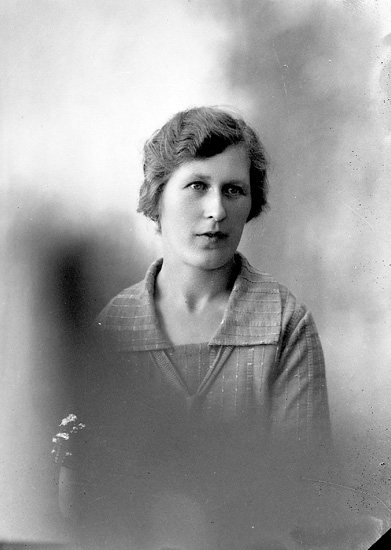 Enligt fotografens journal nr 5 1923-1929: "Larsson, Fr. Hanna Sköldunga Ucklum".