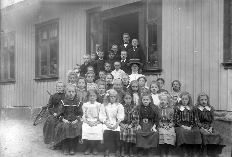 Enligt fotografens journal nr 2 1909-1915: "Tjäderöds folkskola".
