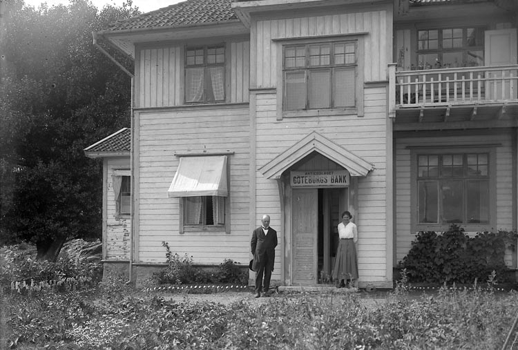Enligt fotografens journal nr 4 1918-1922: "Banken, Svanesund".
Enligt fotografens notering: "AB Göteborgs Bank, Svanesund, Pastor Bergö, Maria Olsson".