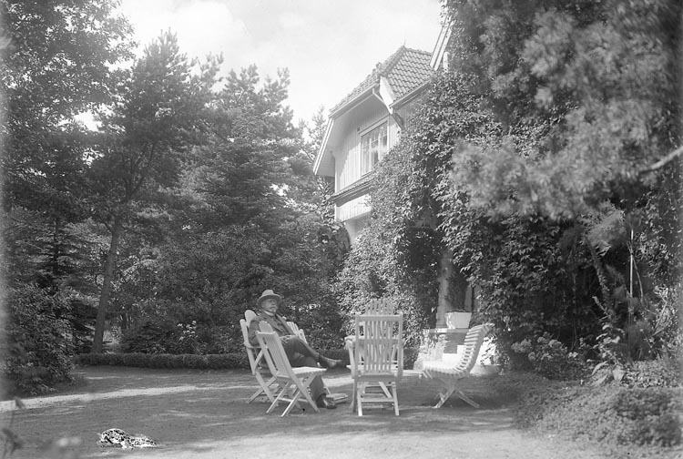 Enligt fotografens journal nr 5 1923-1929: "Kullgren, Stadsmäklare Stenungsön".
Enligt fotografens notering: "Stadsmäklare W. Kullgren i villaträdgården".