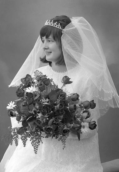 Enligt fotografens journal 1965-1969: "Bruden till Kent Persson, Hällebäcksvägen 68 Stenungsund