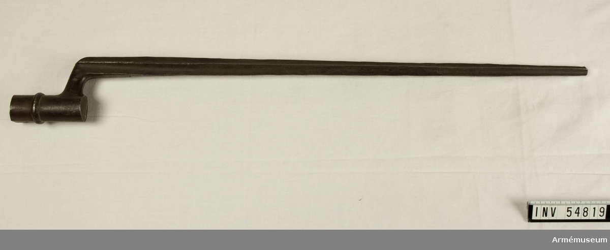 Grupp E VIII. 
Nr 7 (av 20) i tillverkningsordningen.
Gevärsdel till 1867 års gevär m/1867, en av c:a 400 delar. 