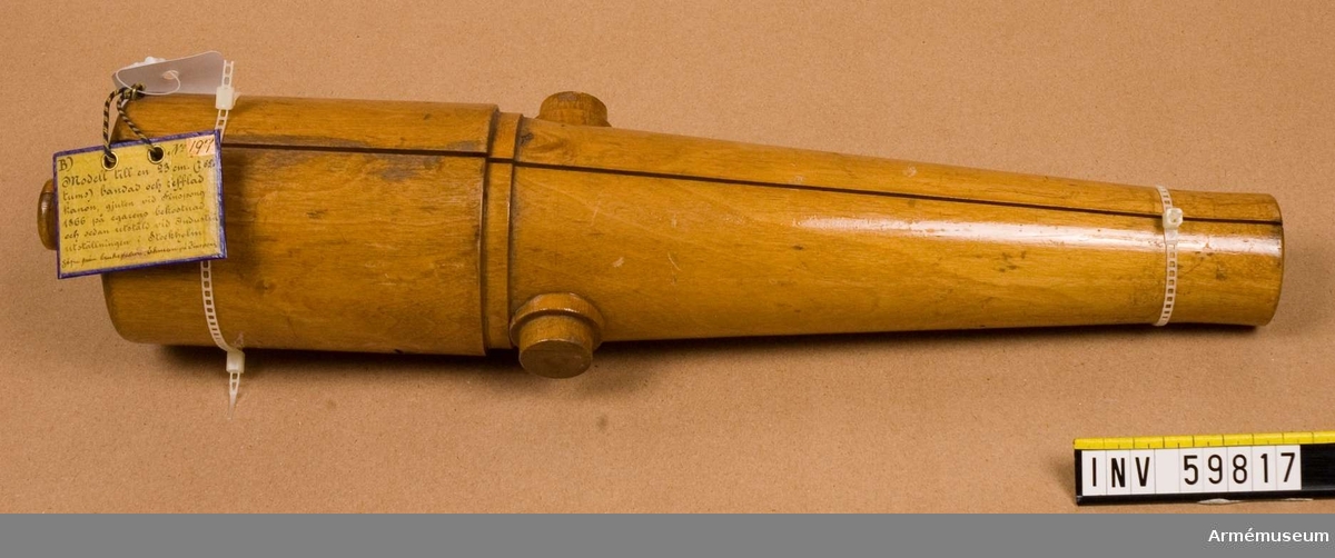 Grupp F I.
Modell av trä till 23 cm (7.62") räfflad, fram- laddad och bandad kanon av järn. 